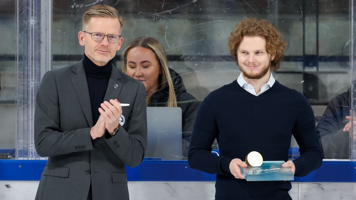 Ishockeypresident Tage Pettersen og Ola Bye Øiseth, vinner av gullpucken 2023. Foto: Kenneth Myhre