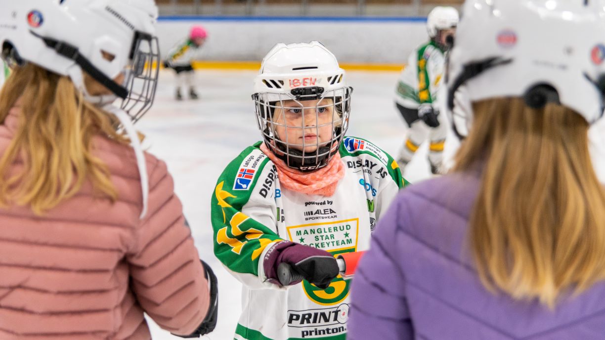 Helgens jenteskøytedager rundt om i landet ble en stor suksess, også i Manglerudhallen. Foto: Kjetil Nordbø-Groven 