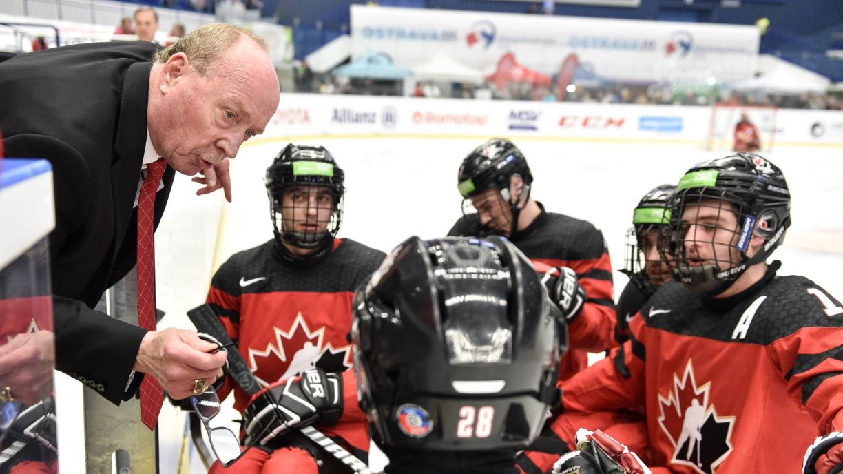 Ken Babey i aksjon for Team Canada under en time-out i VM 2019. Foto: International Paralympic Comittee.