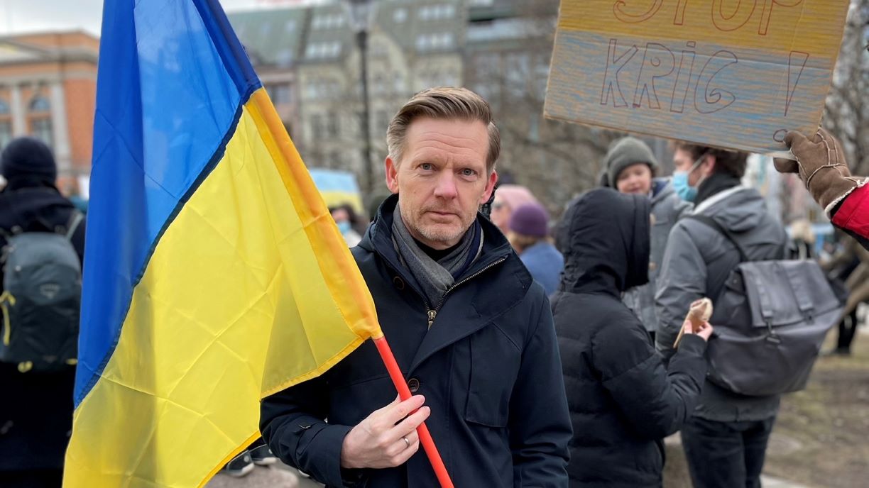 President i Norges Ishockeyforbund, Tage Pettersen, deltok lørdag på markeringen til støtte for Ukraina foran Stortinget i Oslo.