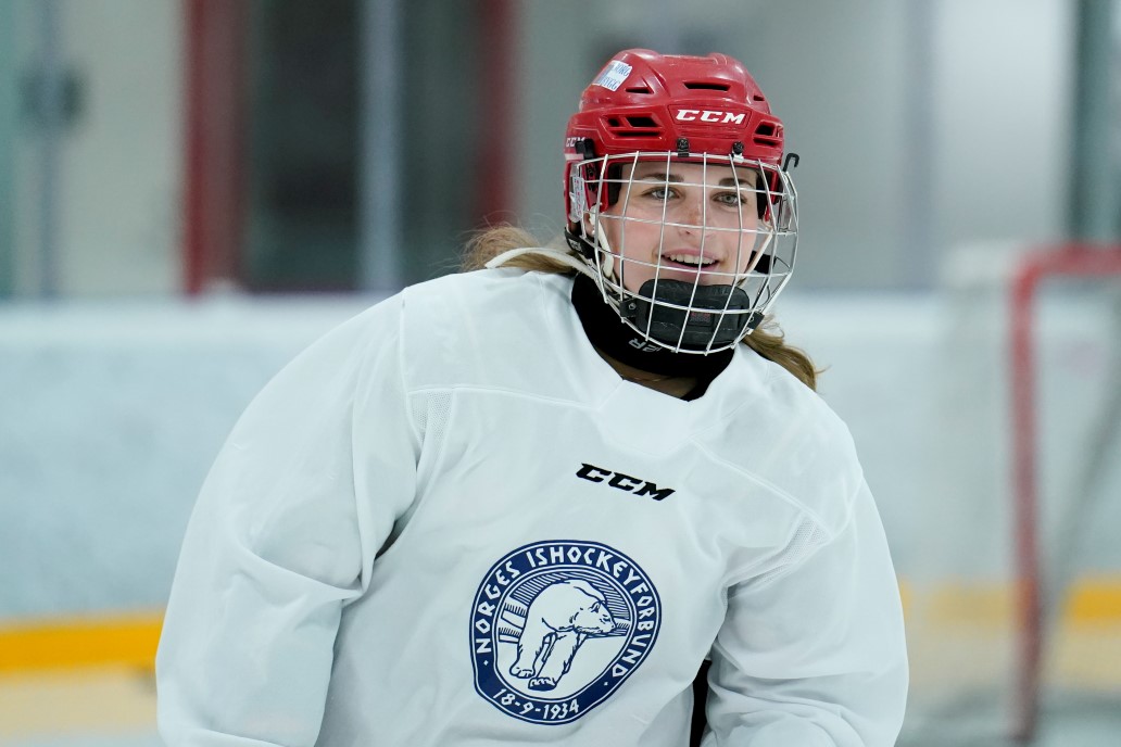 Iben Tillman (bildet) er en av seks debutanter som denne helgen er med på samling med seniorlandslaget for første gang. Foto: Fredrik Hagen, Norges Ishockeyforbund.