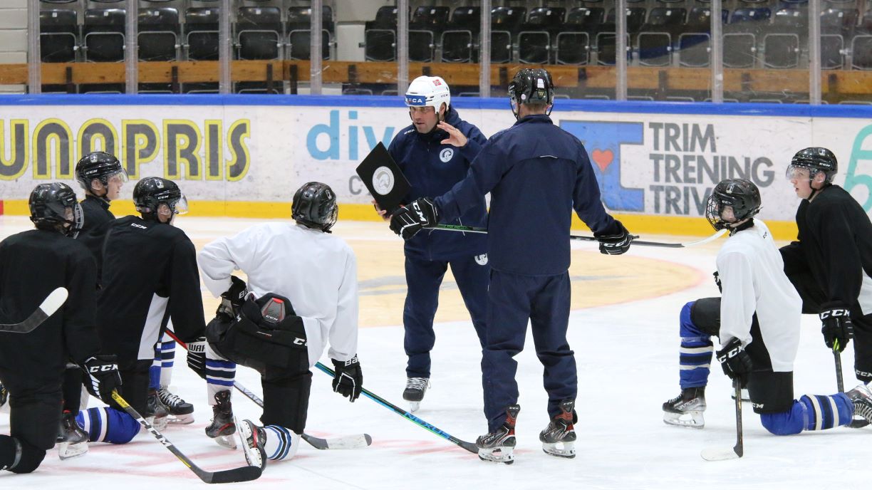 Tobias på is med Nidaros sin junioravdeling under sitt klubbesøk i Trondhiem tidligere denne måneden. Foto: Bjørnar Kvello Hansen