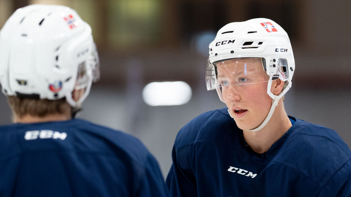 Ole Julian Bjørgvik Holm på samling med U20-landslaget i forkant av forrige sesong. Foto: Fredrik Hagen, Norges Ishockeyforbund.