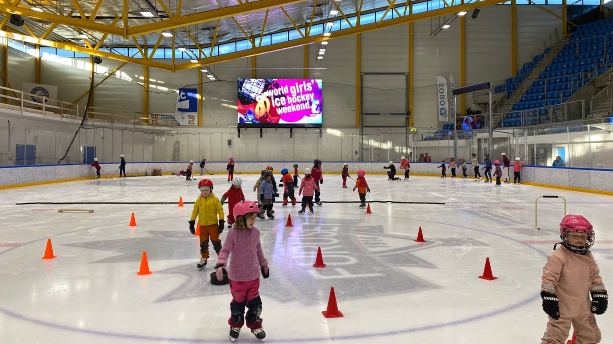 Full fart og god stemning på fjorårets jenteskøytedag i Furuset Forum.