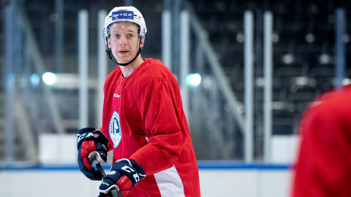 Kristian Østby  (bildet) er med i landslagstroppen som i november skal møte Latvia og Danmark. Foto: Fredrik Hagen, Norges ishockeyforbund.