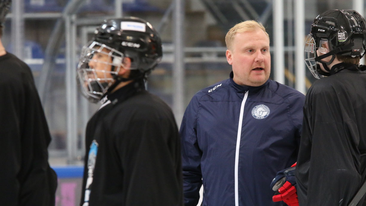 U18-landslagstrener Christer Nylund på besøk hos Nidaros tidligere i uken. Foto: Bjørnar Kvello Hansen