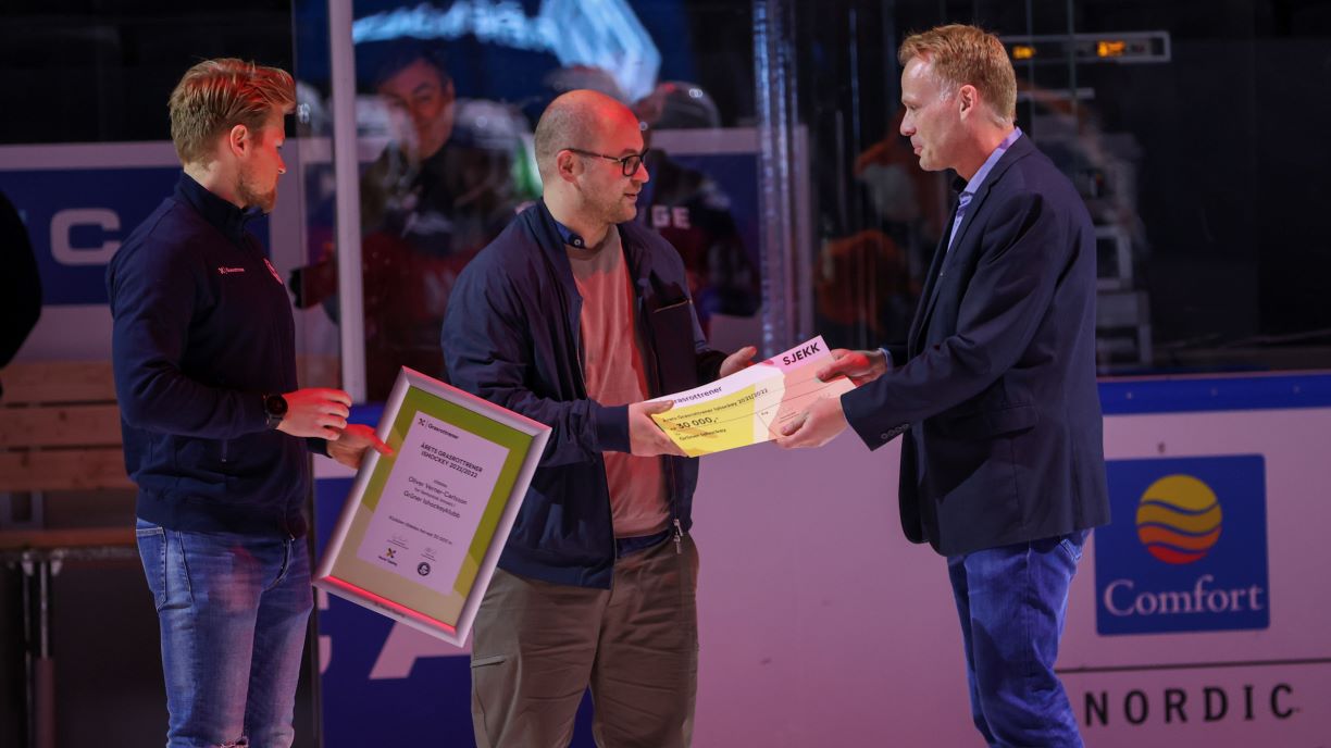 Verner-Carlsson mottok prisen i forkant av herrelandslagets kamp mot Danmark i Varner Arena. Foto: Kenneth Myhre