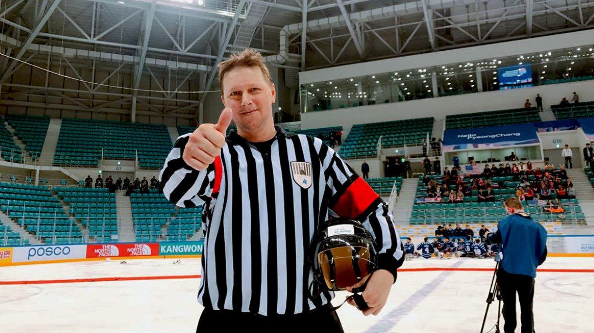 Den rutinerte dommeren Owe Luthcke (bildet) ser frem til å dømme verdensmesterskapet for paraishockey i Ostrava med start denne helgen.