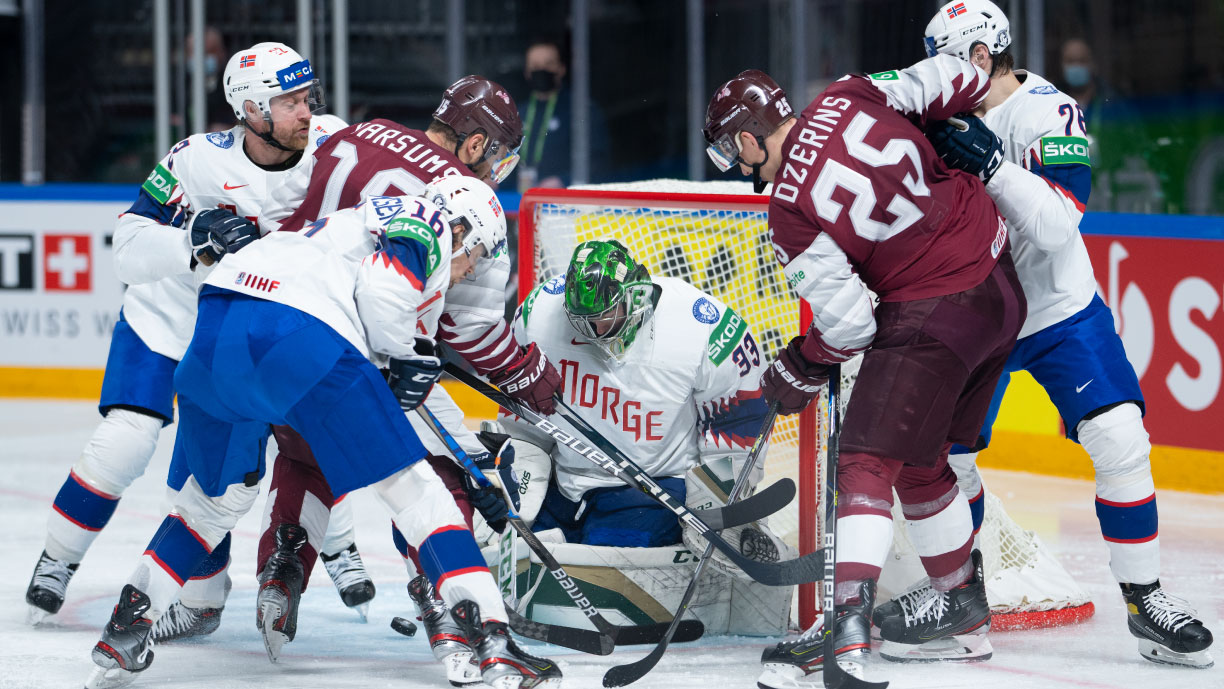 Fra lagene møttes i årets VM. Foto: Fredrik Hagen, Norges Ishockeyforbund.