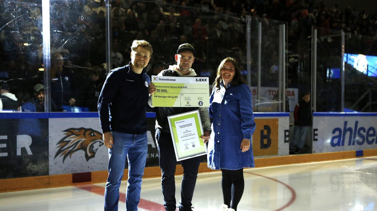 Patrick Åsland mottok prisen i forkant av herrelandslagets kamp mot Latvia i Varner Arena. Foto: Erling Schjolberg