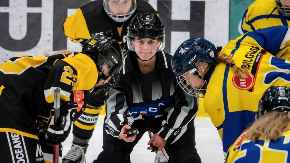Hamarjenta Maren Frøhaug har dømt ishockey siden hun var 15 år, her i en kamp mellom Stavanger Oilers og Storhamar i Bambusa-ligaen. Foto: Hockey4You
