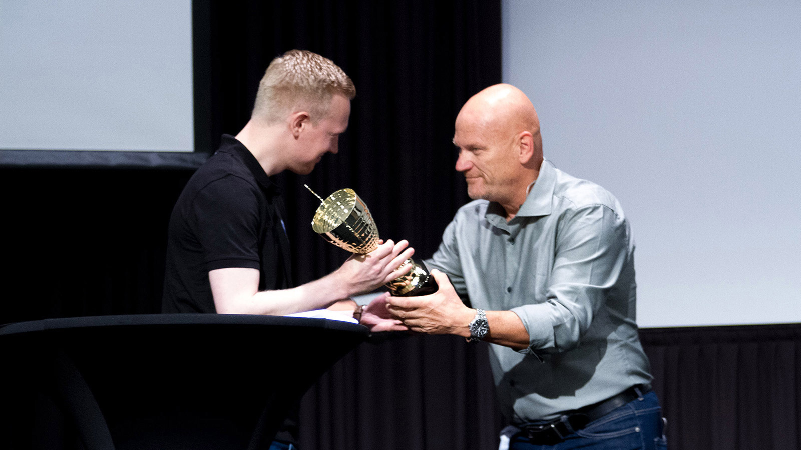 Jon Kilian mottok både gullklokke fra NIHF og pokal fra Norsk Topphockey