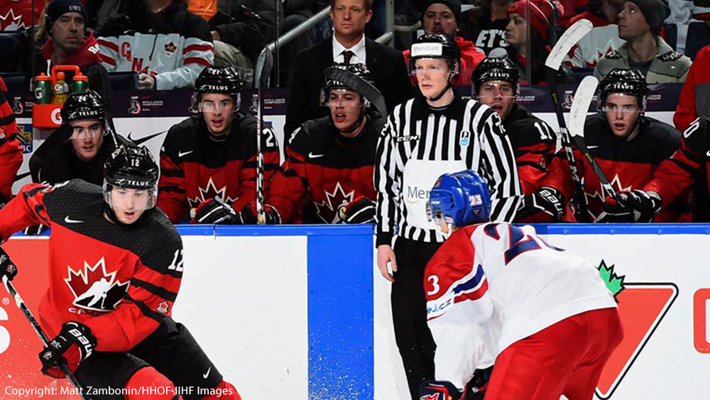 Kilian passer linjene under semifinalen mellom Canada og Tsjekkia i U20-VM 2018