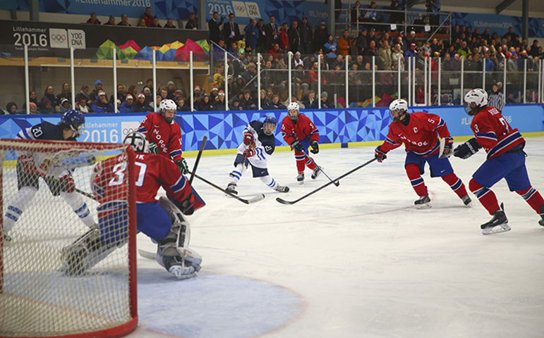 Nå må du hente et gratis billettbånd for å se ishockey under Ungdoms-OL. Foto: Al Tielemans for YIS/IOC.