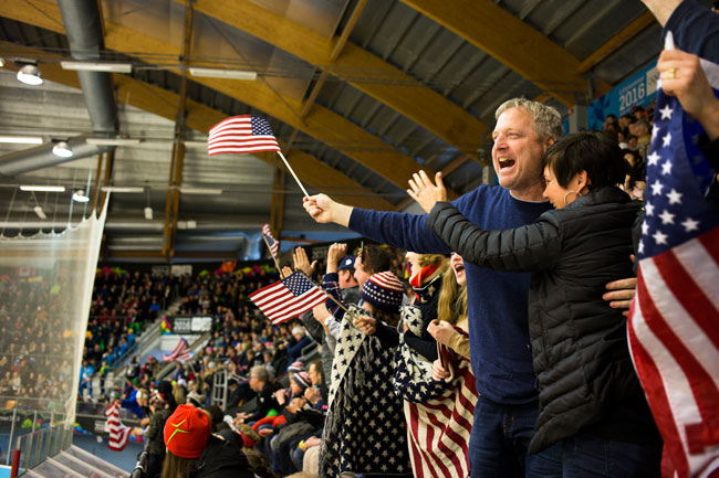 GLEDESRUS: Den amerikanske fansen var i ekstase over de unge spillernes bragd. Foto: Josef Benoni Ness Tveit